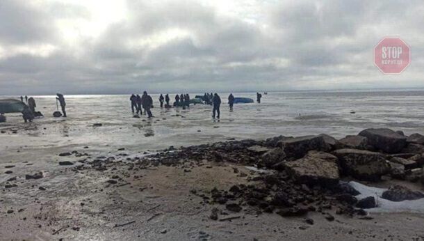  У Черкаській області відкололася крижина, на якій знаходилося до 200 рибалок Фото: ДСНС