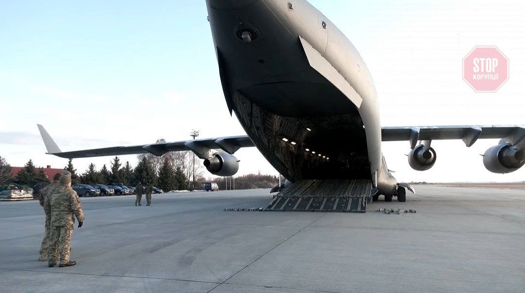  Розвантаження літака, у якому прибула військова техніки з Литви. Фото: скрін відеотрансляції