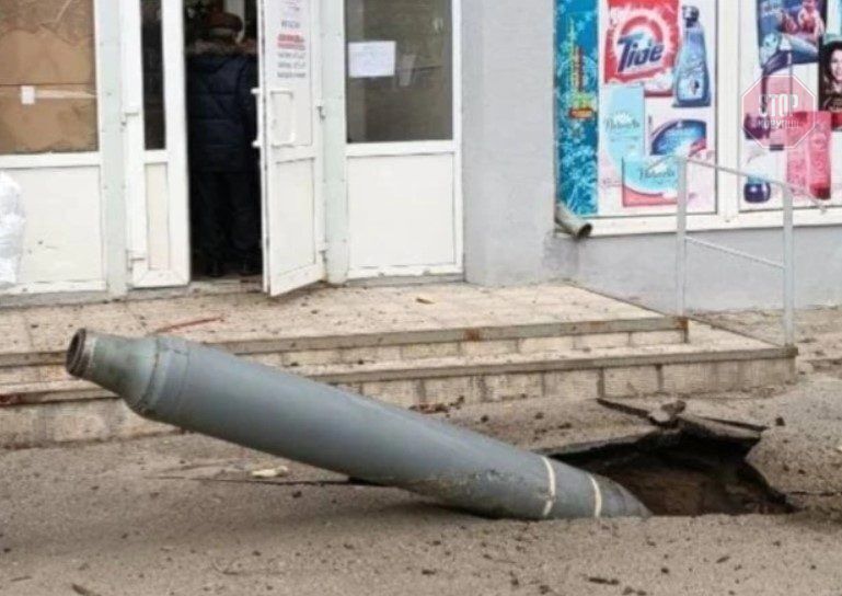  Снаряд, який упав у житловому районі Харкова. Фото: соцмережі