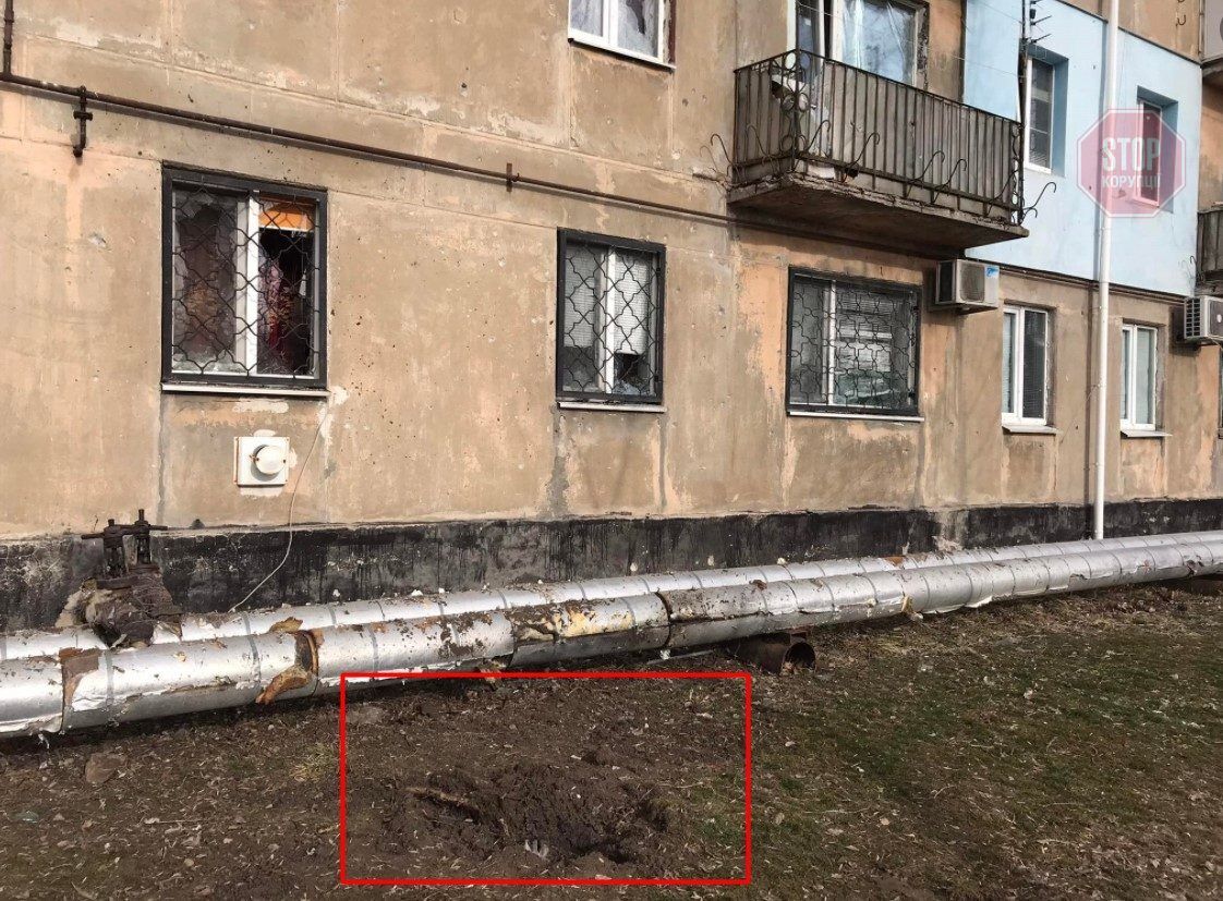  Фото: міна, яку випустили бойовики, розірвалась на подвір'ї багатоквартирного будинку у містечку Щастя. Facebook Євгена Капліна