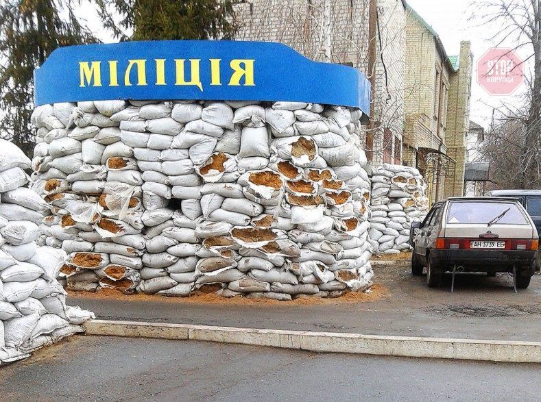  Історичне ілюстративне фото: Барикади біля старобільського райвідділу міліції