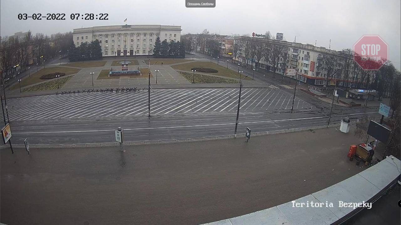  Будівля Херсонської ОДА вранці 2 березня. Російських танків немає Фото: скриншот із камери відеоспостереження