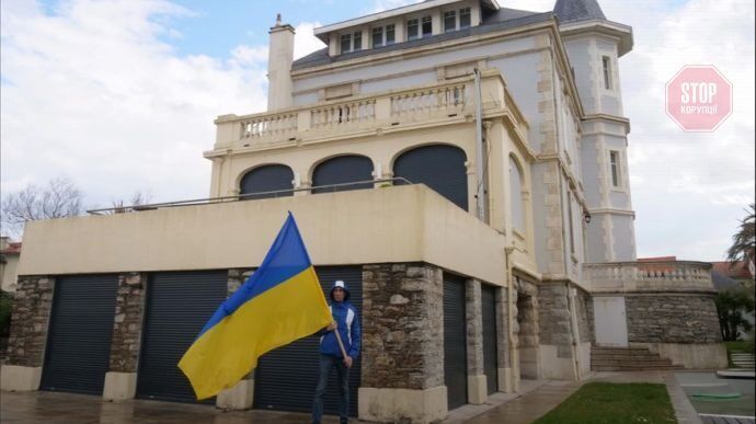  активіст з прапором України на фоні вілли доньки путіна Фото: з мережі