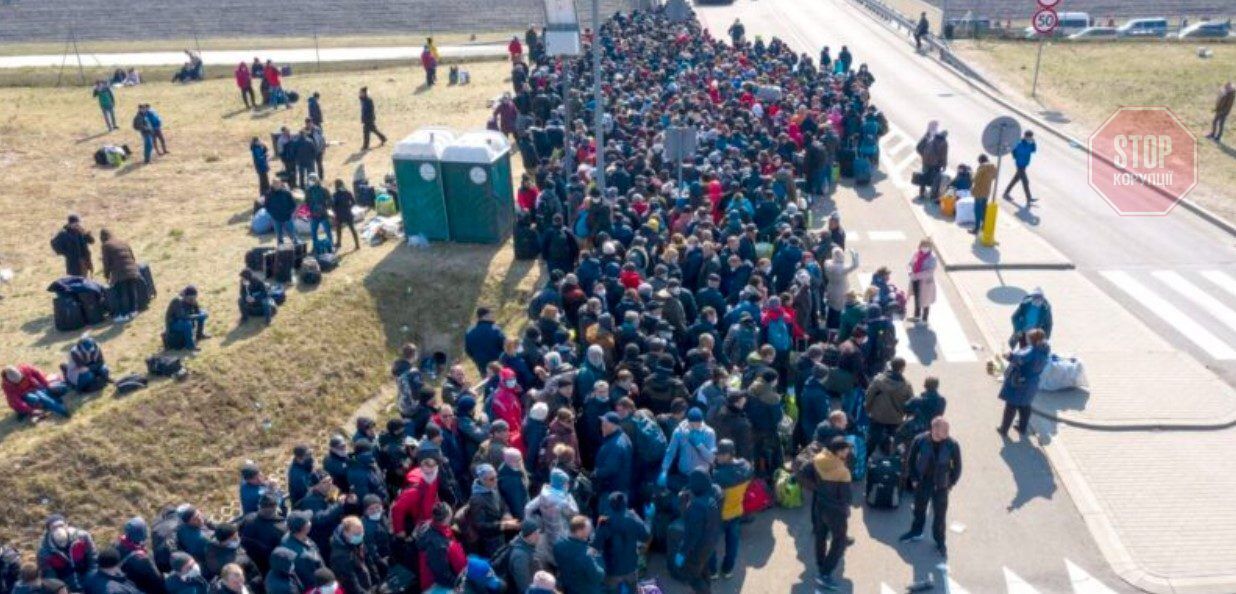  Група біженців намагається перетнути кордон України. Фото: з мережі