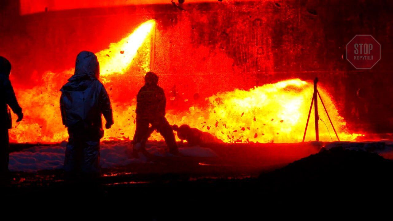  Рятувальники загасили пожежу у Львові, нафтобаза у Дубно досі горить Фото: ДСНС