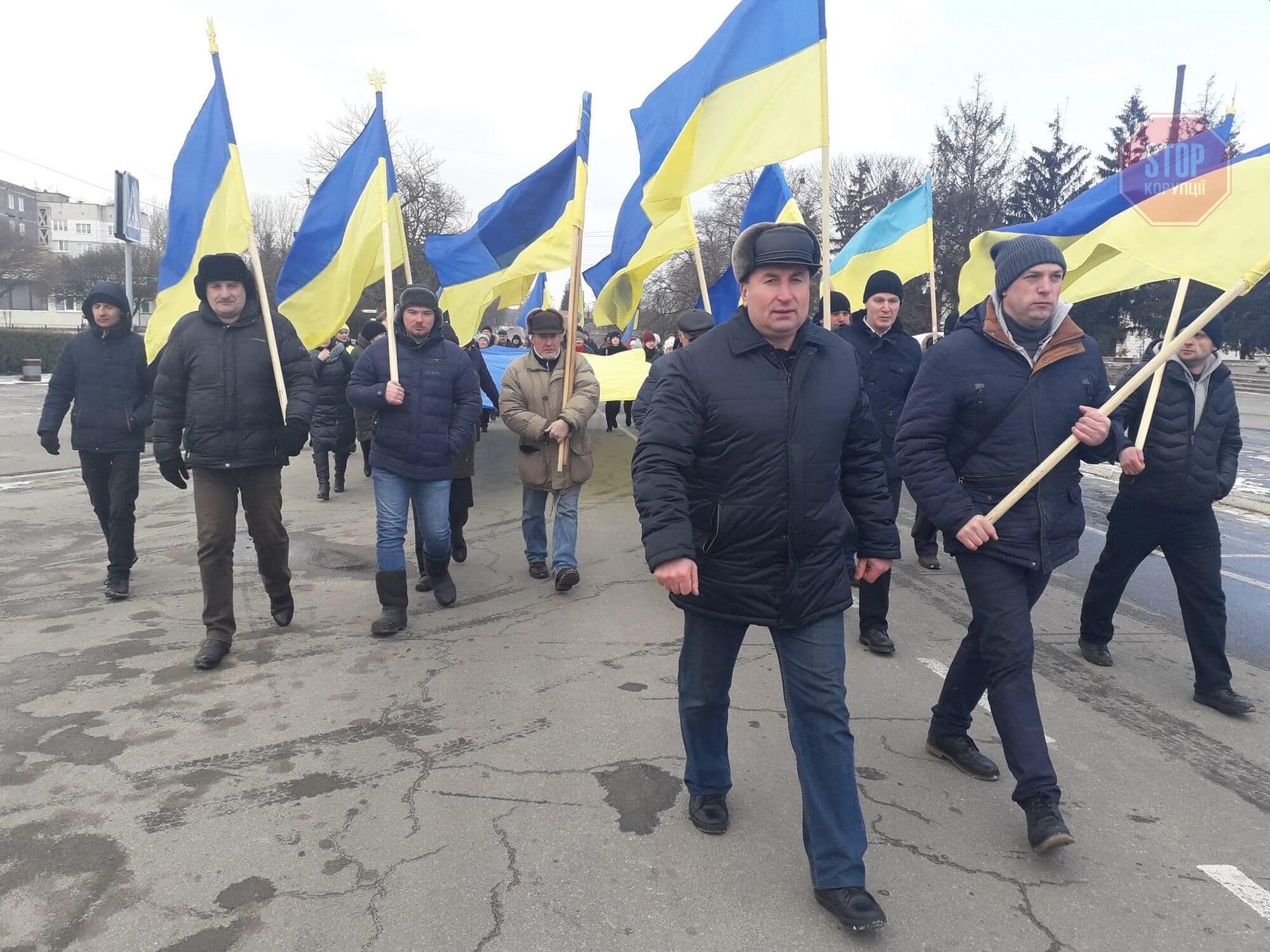  Жителі міста Городня вийшли з прапорами України попри окупацію