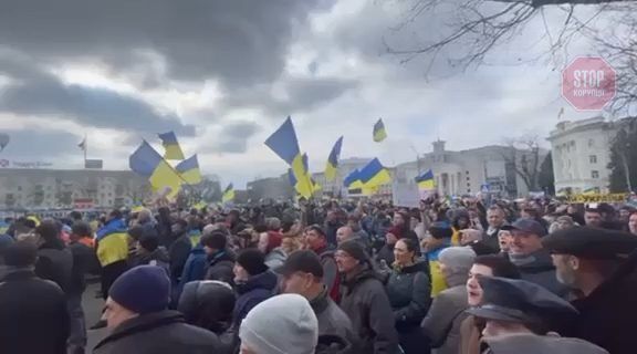  На центральній площі Херсона українці вийшли на мітинг проти окупантів Фото: скріншот