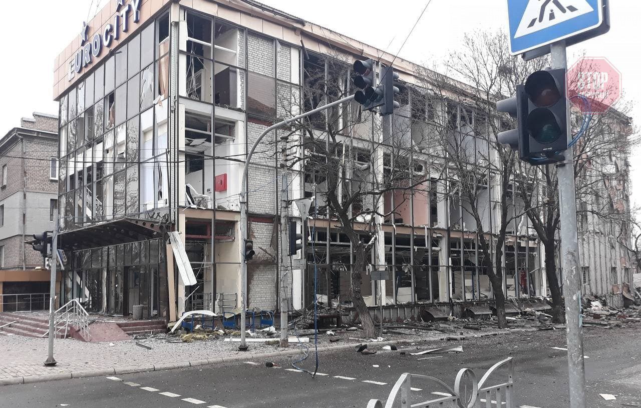  Росіяни скинули бомби на школу мистецтв в Маріуполі Фото: t.me/polkazov
