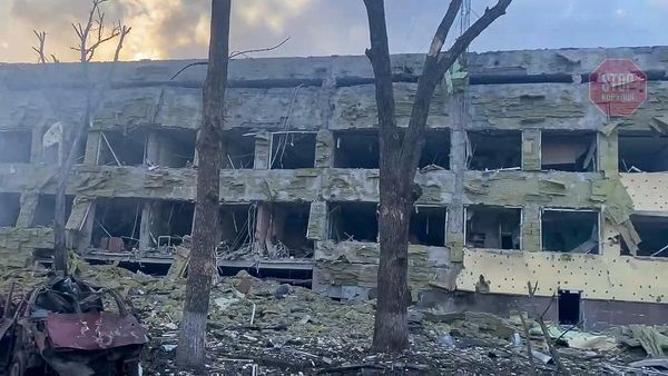  Росіяни знищили пологовий будинок у центрі міста і лікарню Фото: Поліція Донецької області