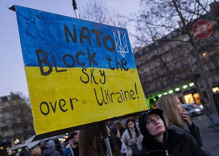  Протест у Парижі, де люди закликають НАТО закрити небо над Україною Фото: AP Photo/Peter Dejong
