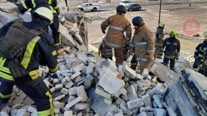  У Харкові росіяни атакували житлові будинки та будівлю вишу Фото: ДСНС