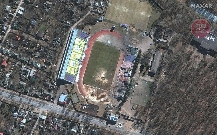  Наслідки ракетного удару по стадіону Фото з супутника Maxar Technologies