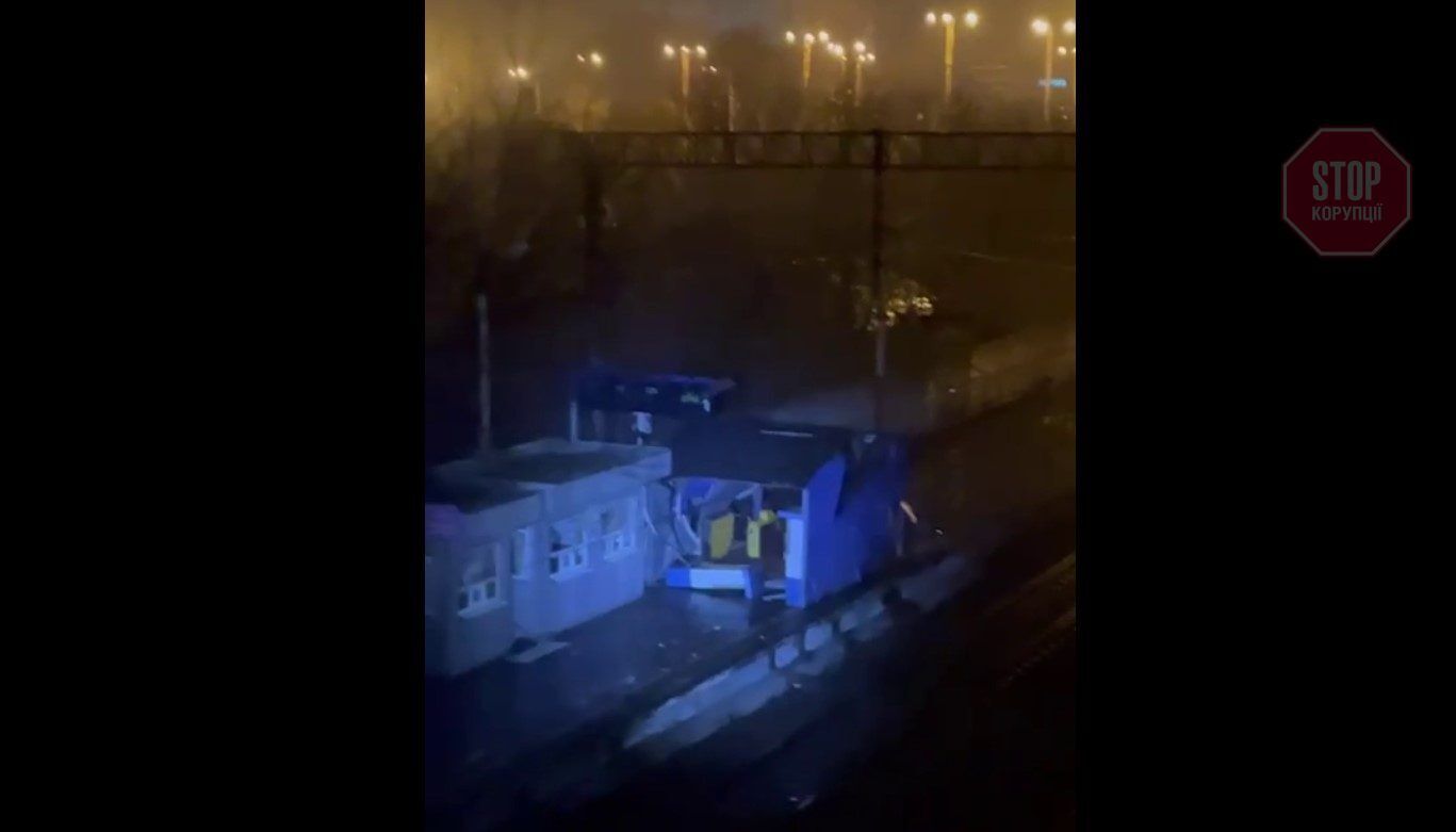  Росіяни обстріляли приміщення Укрзалізниці у Києві, де на той час перебувають тисячі жінок і дітей. Фото: скрін відео