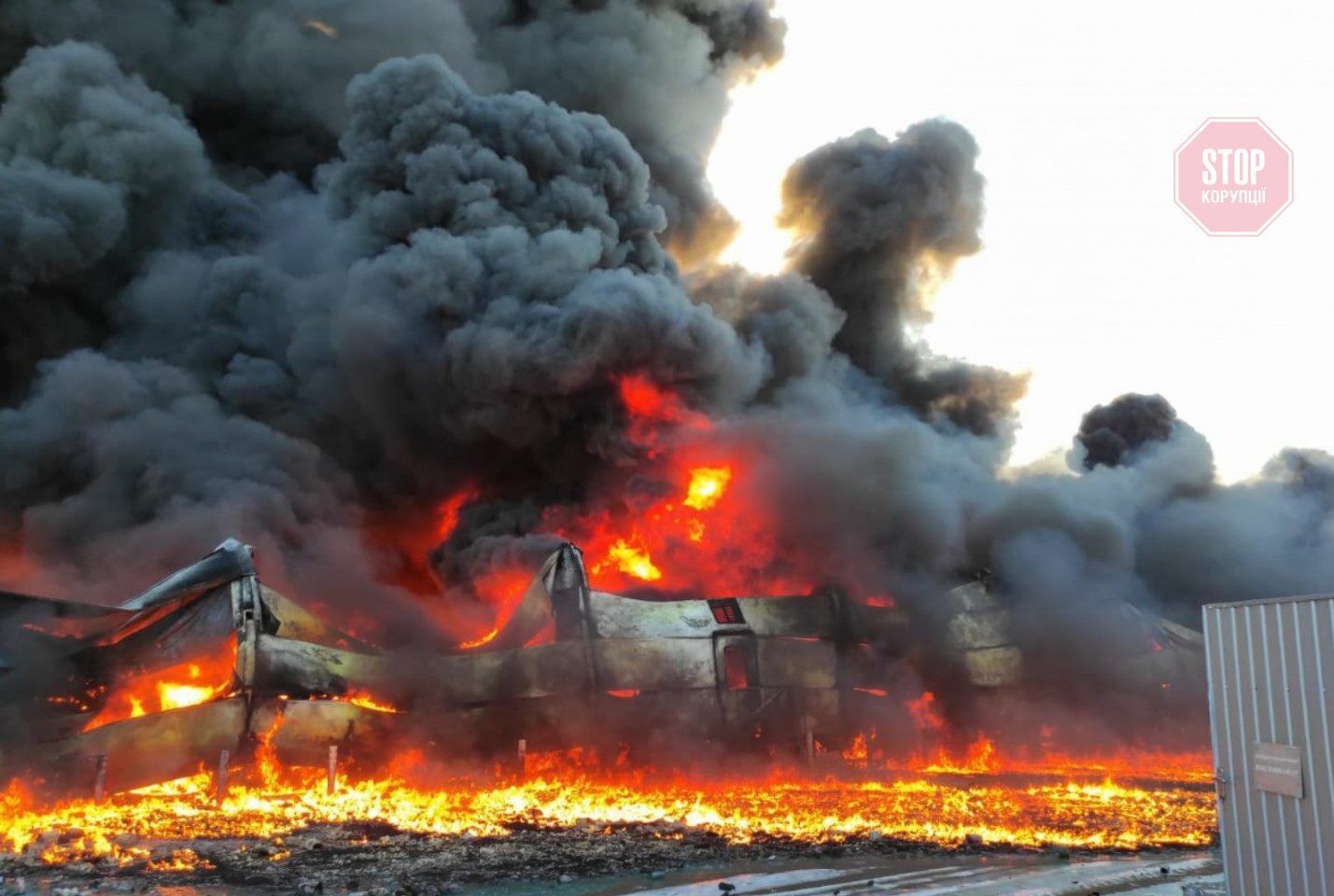  Пожежа в Сумах - горить склад лакофарбової продукції. Фото: Telegram