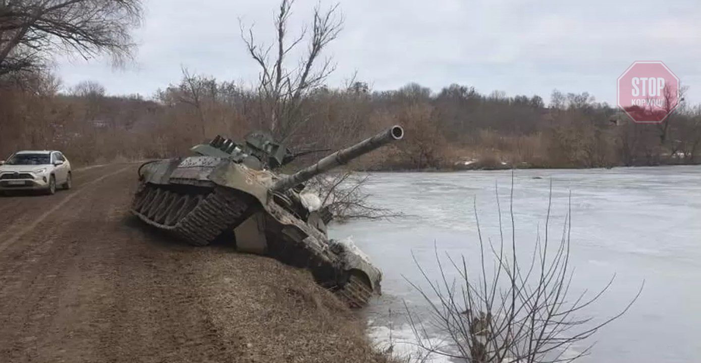  Російський танк, знищений ''Байрактаром'' у Сумській області. Фото: з мережі