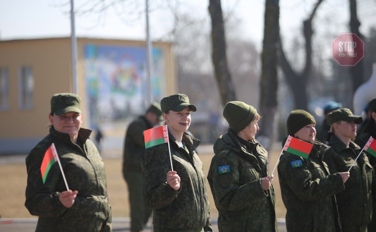  Білоруські жінки, тримаючи у руках прапорці, зустрічають десант РБ на місці базування. Фото: Telegram
