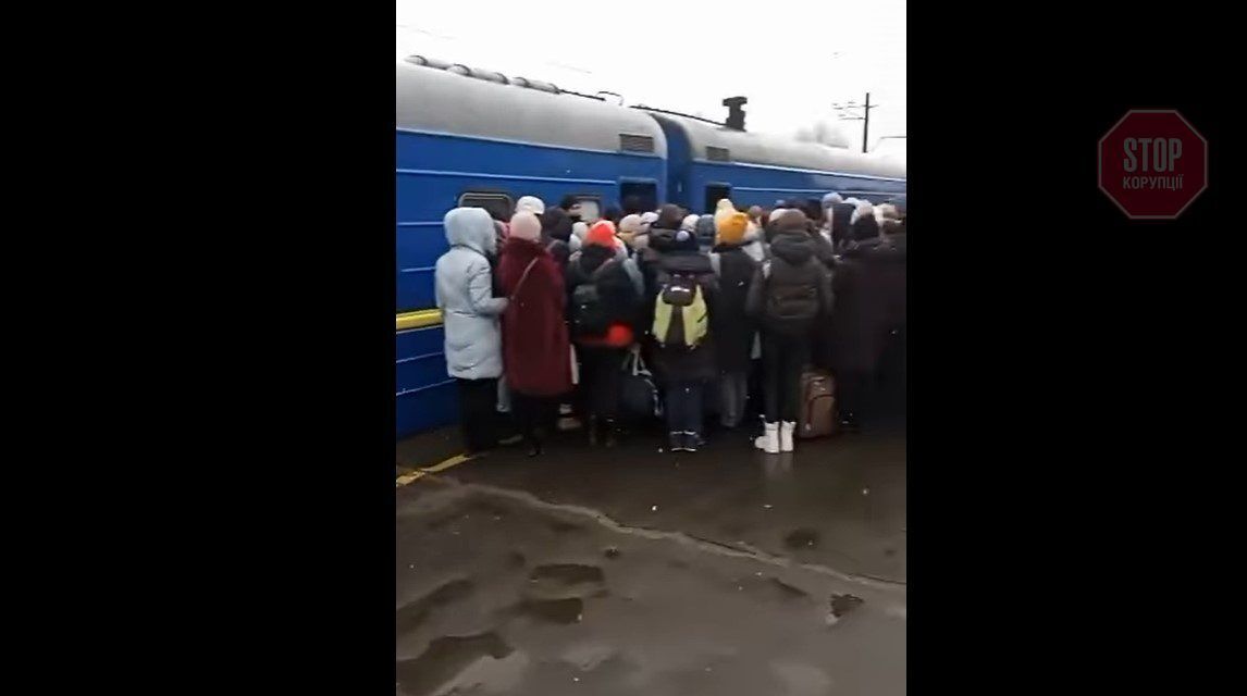  Громадяни сідають у евакуаційний поїзд. Фото: Facebook