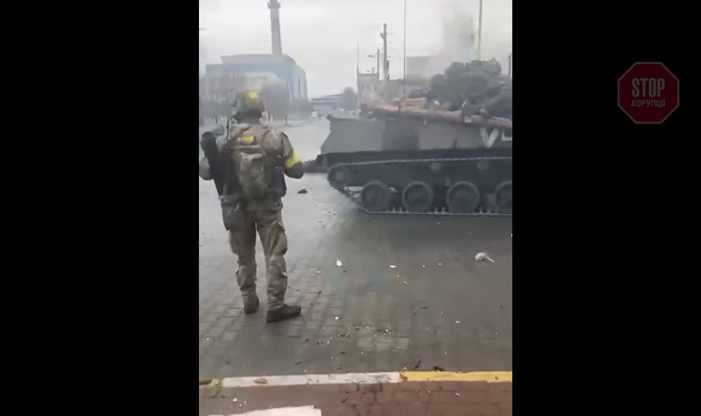  Російська БМД у Гостомелі, яку зупинив український спецпризначенець. Фото: скрін відео Facebook
