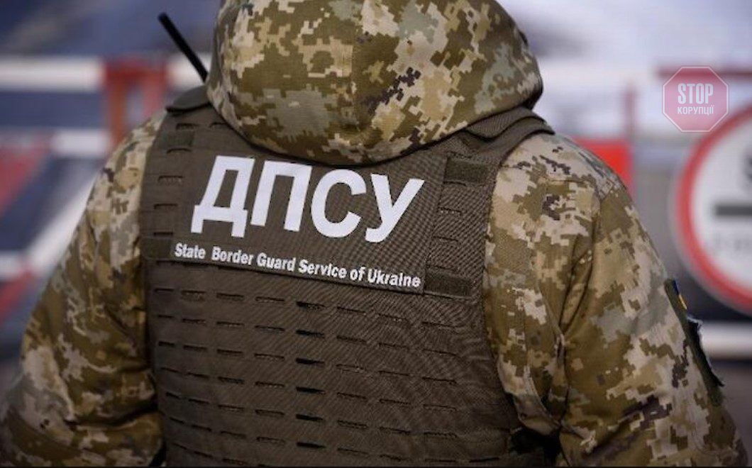  ДПСУ на контрольно-пропускних пунктах перевіряє документи чоловіків, які намагаються виїхати з України у час війни. Фото: з мережі
