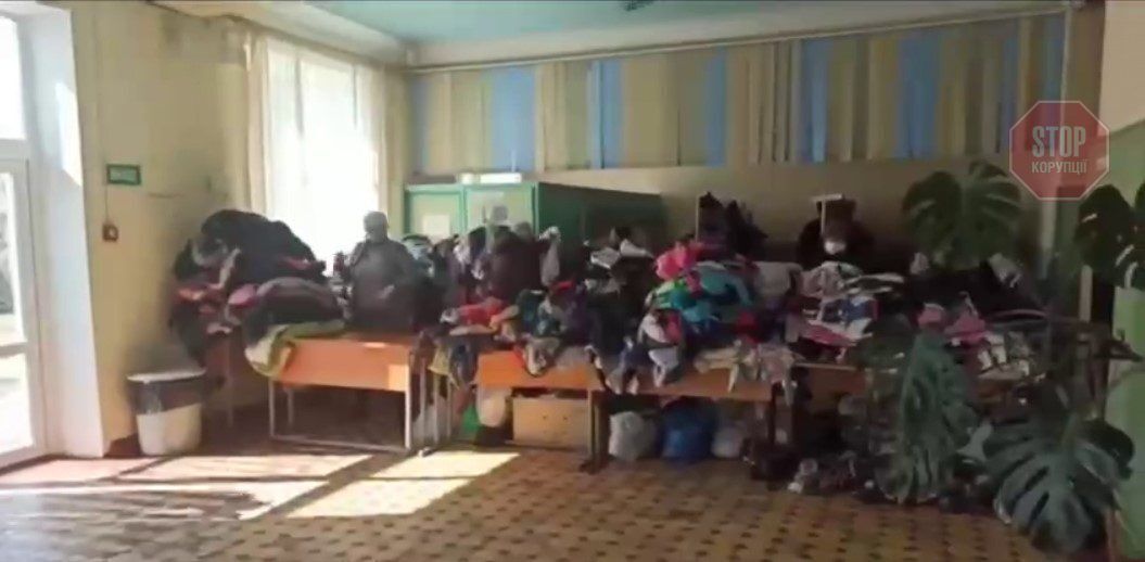  Центр допомоги у Бердянську - одяг та інші корисні речі. Фото: скрін відео