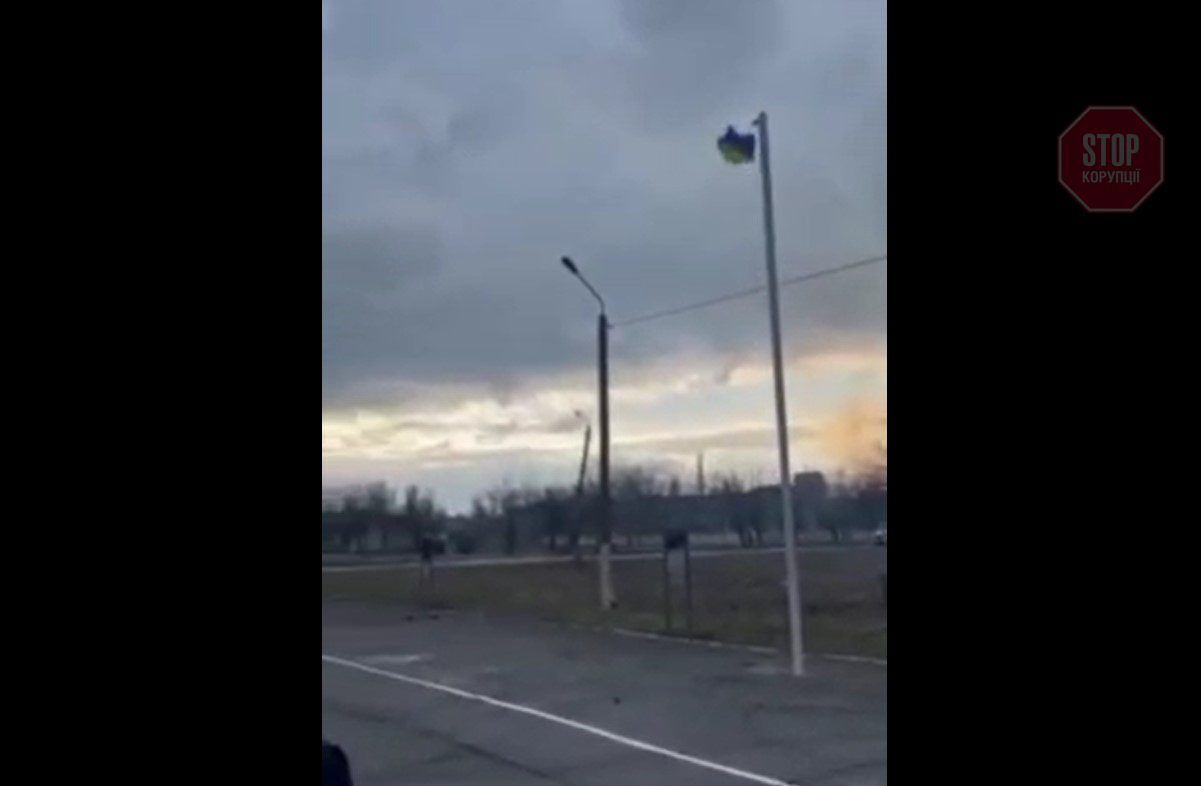  Прапор України повернувся в миколаївський аеропорт. Фото: скрін відео