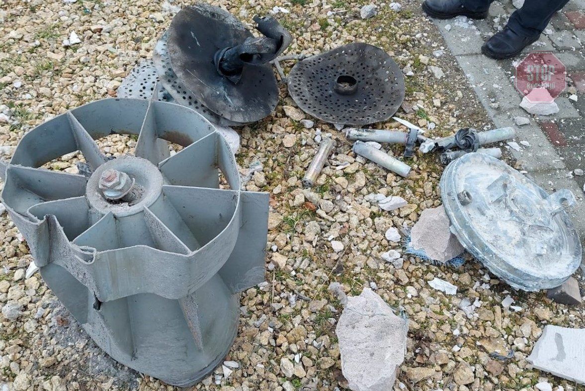 Уламки російської касетної бомби, яку скинули на цивільні об'єкти. Фото: Twitter Венедіктової