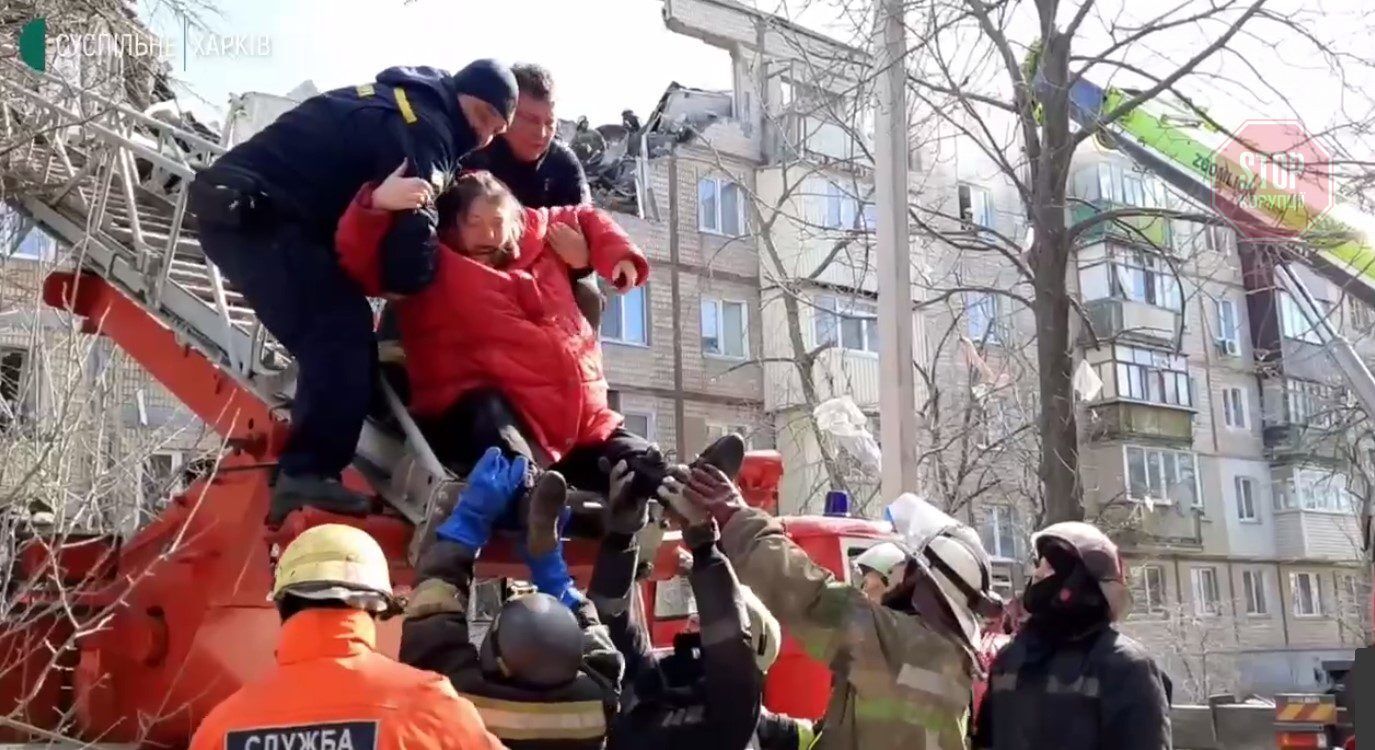  Противник обстрілює Харків без пауз, необхідних для порятунку людей. Фото: скрін відео