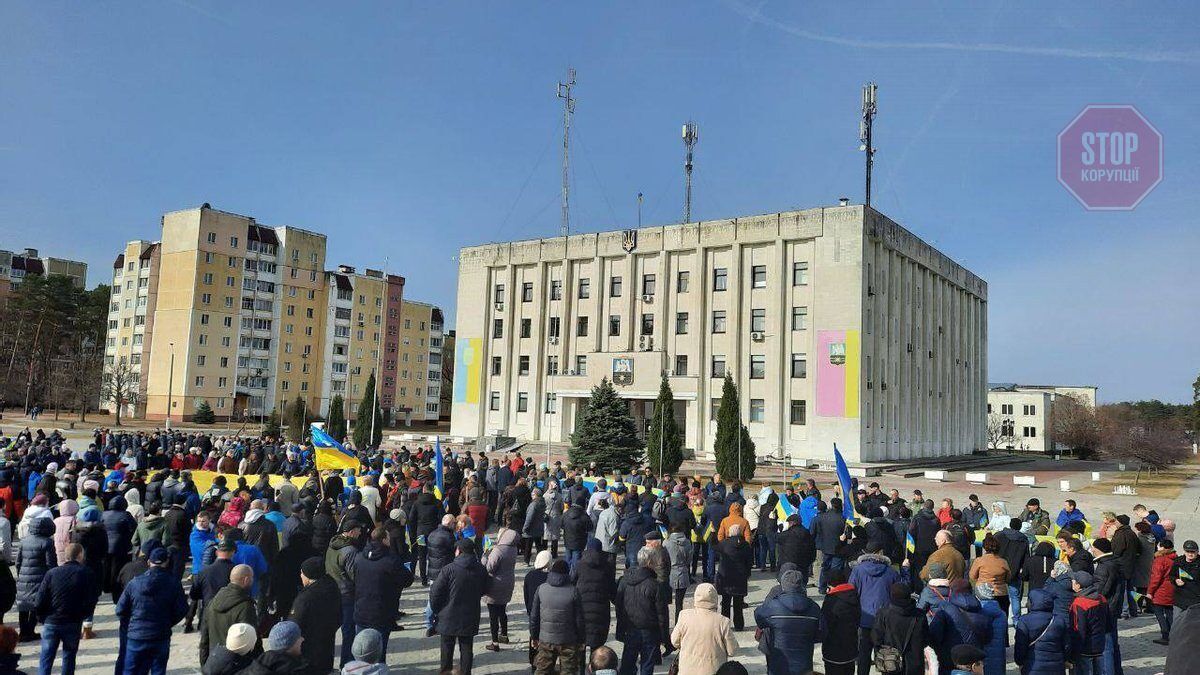  У Славутичі люди вийшли на мітинг проти окупантів Фото: t.me/ermaka2022/81