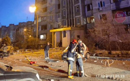  У Києві залишки ракети окупантів впали на багатоповерхівку Фото: ДСНС