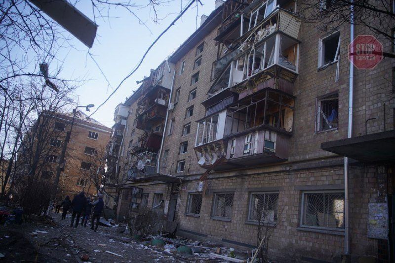  У Києві уламки російської ракети впали на будинок Фото: ДСНС