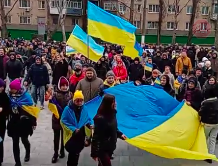 Українці вимагають від росіян залишити місто Фото: mv.org.ua