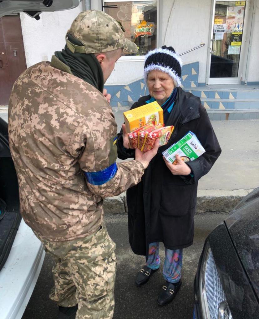 Жителям Харьковщины раздают продукты.