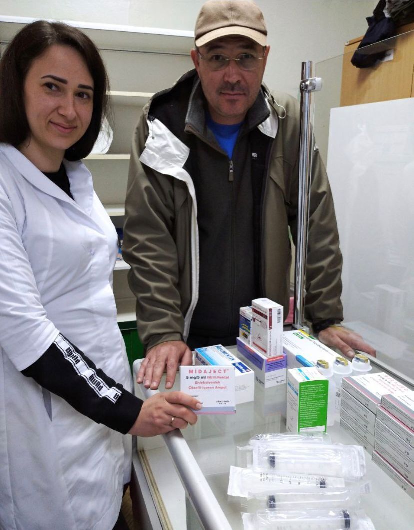 Активисты и волонтеры обеспечивают поставки медикаментов.
