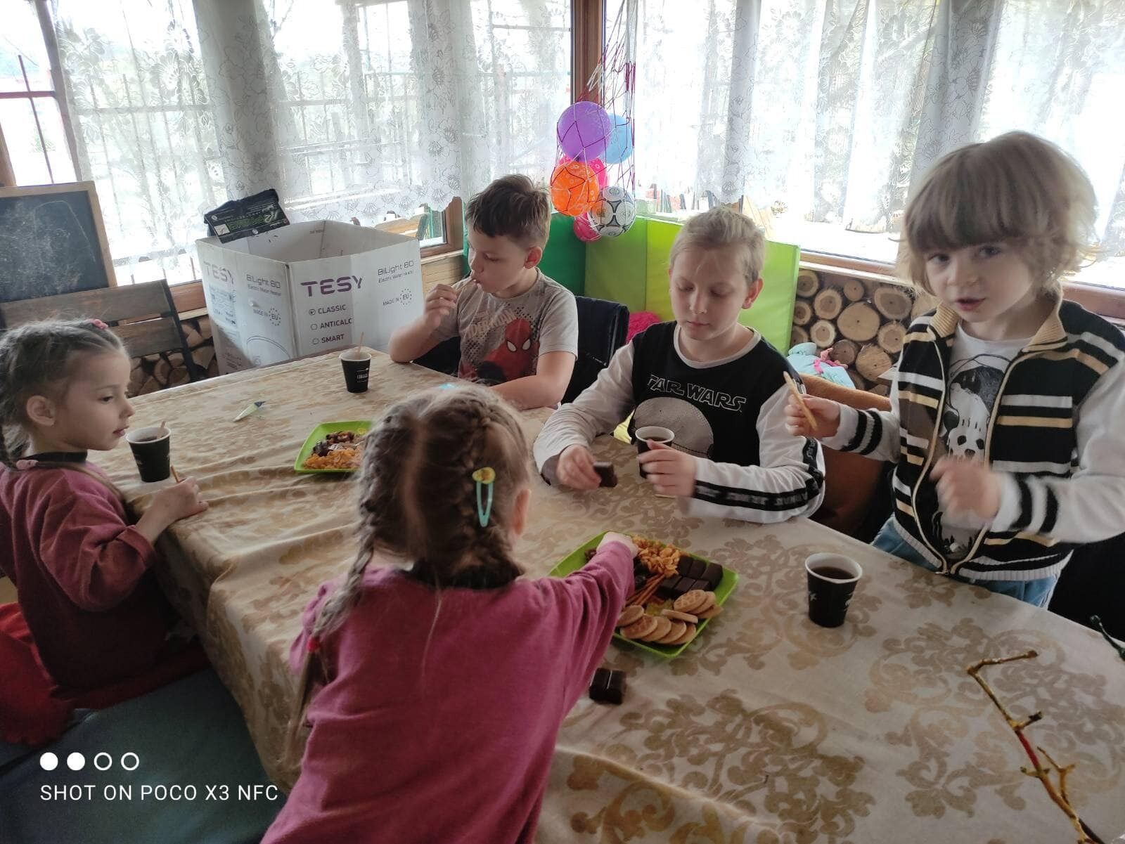 Діти у волонтерському центрі ''Захистимо Україну разом''