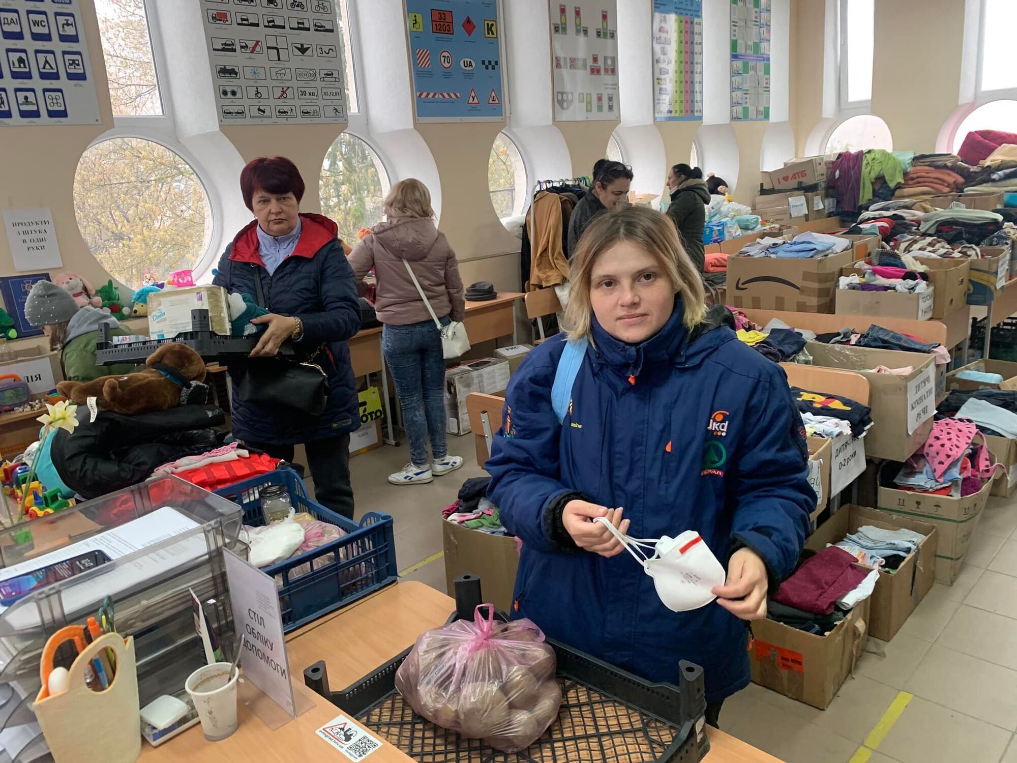 Волонтерський центр у Львові приймає більше 100 людей на день