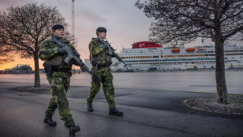 Шведские солдаты патрулируют Готланд у заброшенного круизного лайнера