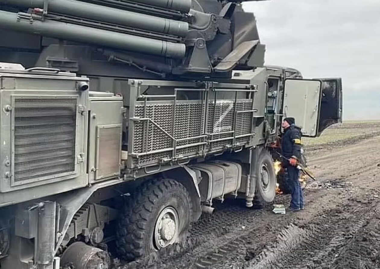 ЗРК ''Панцирь-С1'' российской армии застрял в грязи после того, как у него лопнули шины