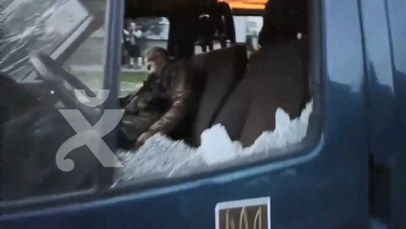 Салон микроавтобуса с пострадавшим в результате обстрела в Харькове