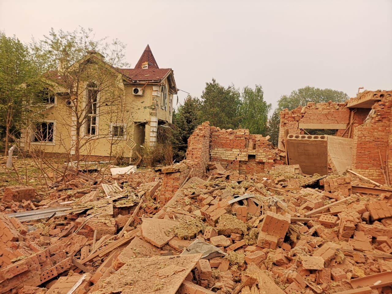 Разрушенный коттедж пансионата в Святогорске