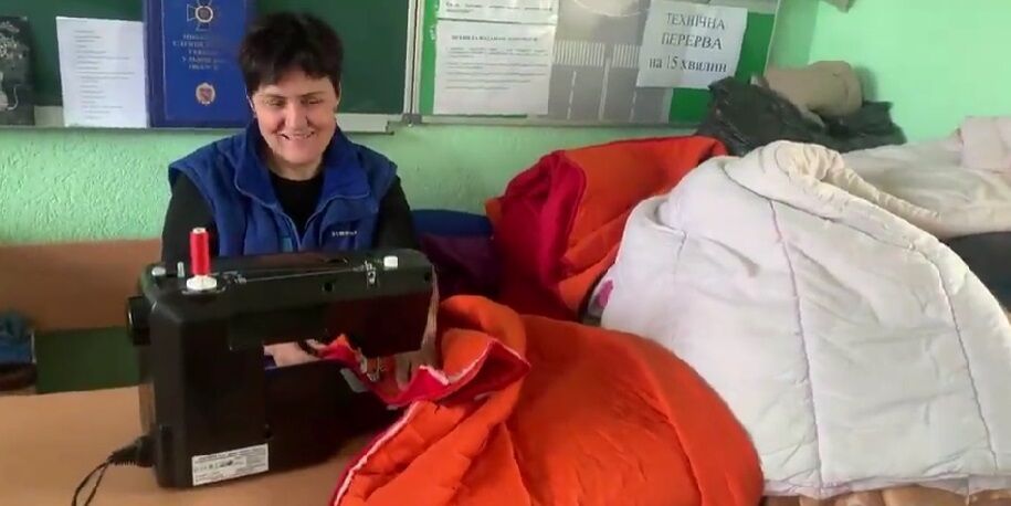 У Львові волонтери шиють спальники для військових з ковдр