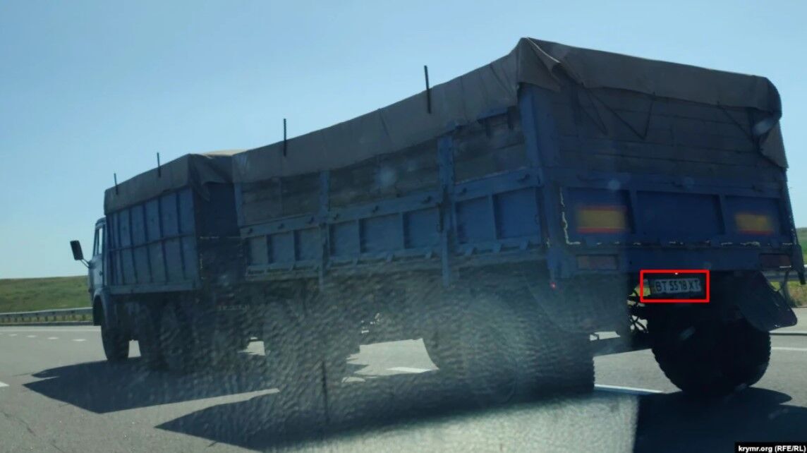 Украинские грузовики везут зерно в Крым