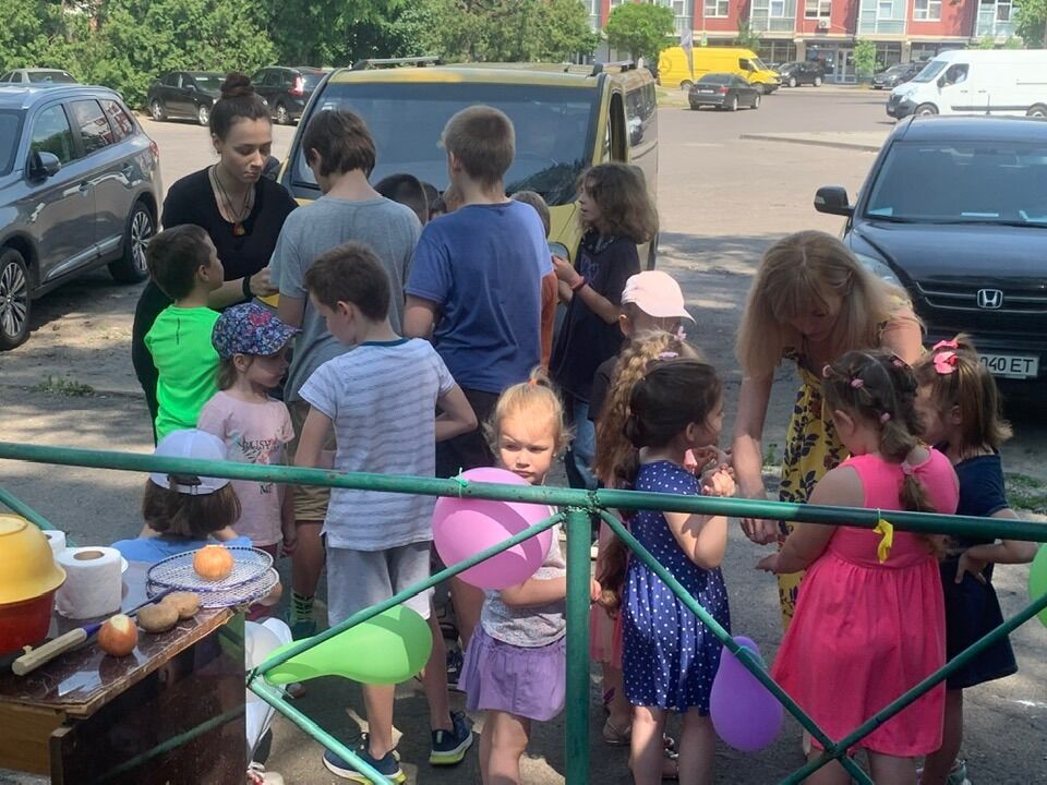 Допомога дітям у волонтерському центрі ''Захистимо Україну разом'' у Львові