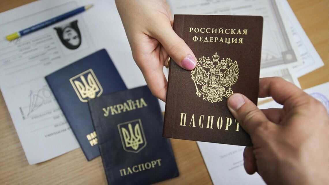 видають російські паспорт