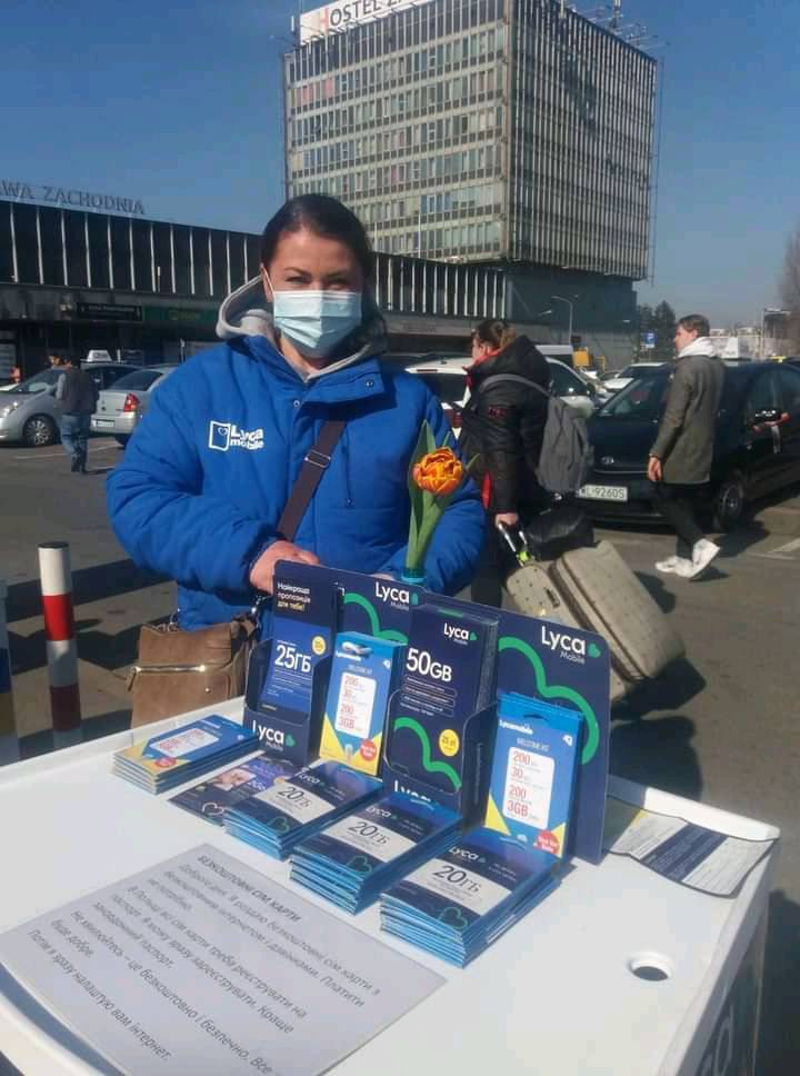 Украинка Александра помогает волонтерам раздавать беженцам сим-карты