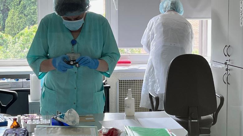 Аналитики обрабатывают образцы ДНК в лаборатории Министерства внутренних дел в Киеве