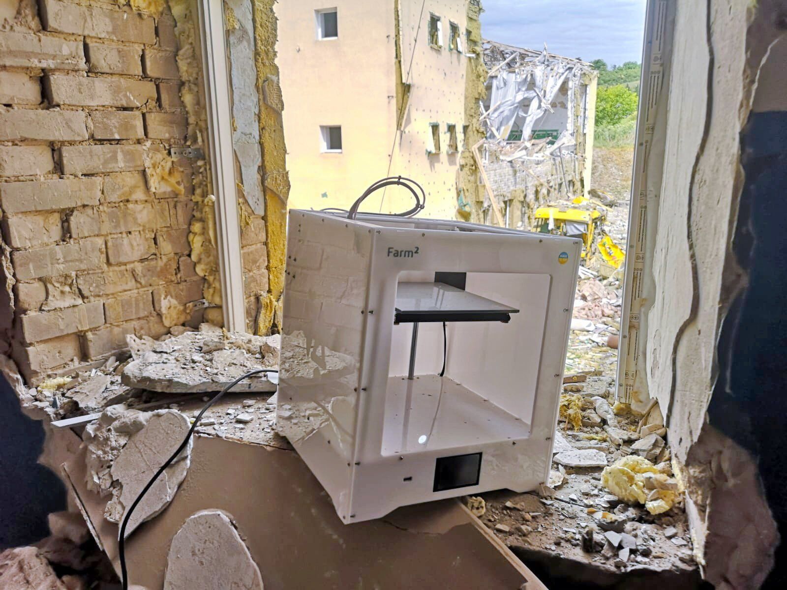 В разрушенной школе спасли уцелевший принтер
