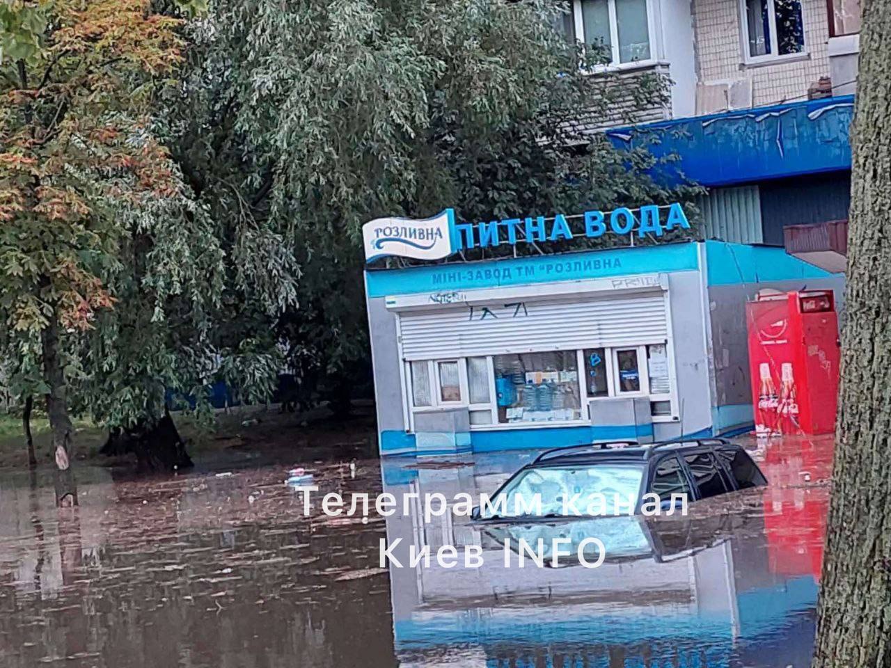 Через сильний дощ вулиці Києва затоплені