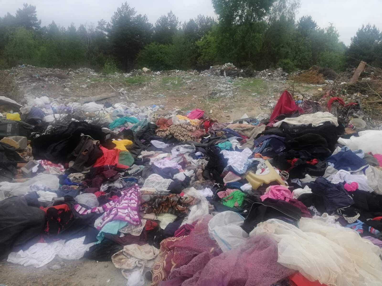 Подержанная одежда на мусорнике Житомирской области