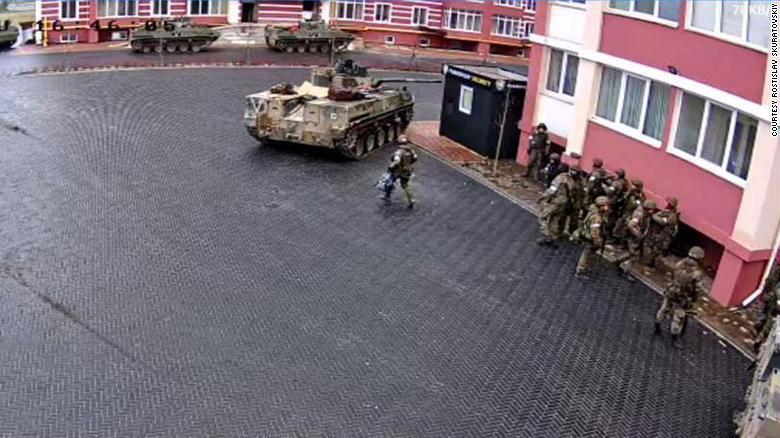На этом снимке из камеры видеонаблюдения во дворе жилого комплекса ''Покровский'' видно, что российские войска действовали в этом районе в четверг, 3 марта 2022 года.