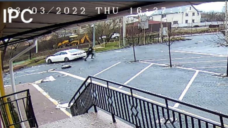 На этом снимке, сделанном из камеры видеонаблюдения ЖК ''Покровский'', на дальнем фоне видны заброшенный экскаватор и белая машина, в которой ехал мэр.